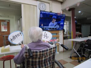 大谷翔平選手を応援する高齢者