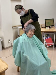 特養利用者が整髪で気持ちを新たにしています