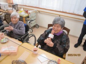 お茶会を楽しむ高齢者