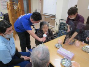 お茶会を楽しむ高齢者と職員と実習生