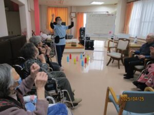 ボウリング大会に参加する高齢者その1