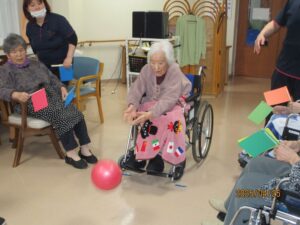 ボウリング大会に参加する高齢者その2