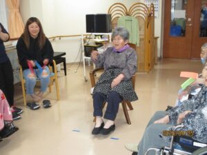 ボウリング大会に参加する高齢者その3