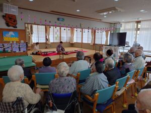 京華会による琴と三味線の慰問がデイサービスセンターでありました。