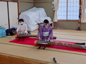 京華会による琴と三味線の慰問がデイサービスセンターでありました。