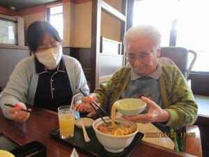 「まるまつ」で食事５