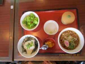 「まるまつ」で食事３