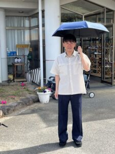 ６月の快晴の日には、日傘をさす職員を目にするようになりました。 本格的な夏は近いかもしれません。