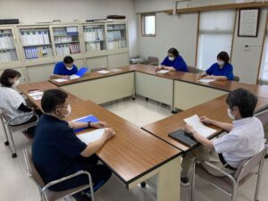 令和７年６月２３日、広報委員会を開催して、施設ＨＰの内容確認やパンフレットの見直し等に関して、意見交換を行いました。