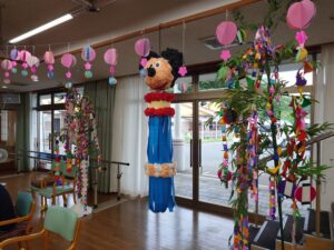 デイサービスで七夕飾りを製作しました。