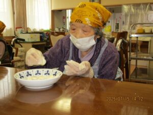 調理する高齢者①