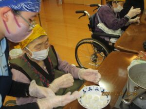 調理する高齢者④