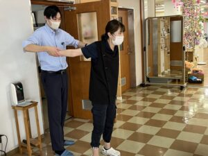 複数の職員がリライブベストの試着を実施しました。