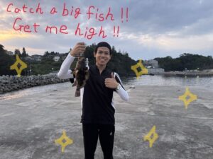 大物を釣り上げたインドネシア人