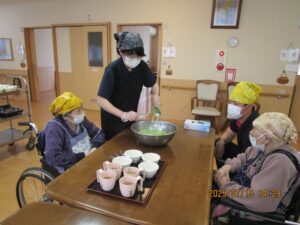 食事をする高齢者①