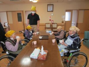 食事をする高齢者②