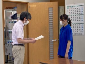 新人職員２名に職場ローテーションを実施することにしたので、本人に実施通知書を交付しました。