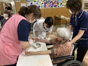 ８月２５日、特養・利用者に対して、血液検査のための採血を行いました。