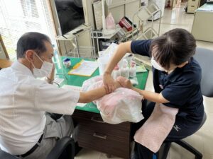 デイサービスセンター・岡崎准看護師（機能訓練指導員）は、現在『ビューティータッチセラピスト認定基本講座』を受講中です。