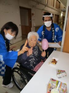 わたあめを持つ高齢者