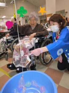水ヨーヨー釣りをする高齢者