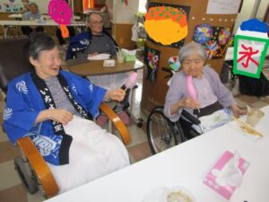 わたあめを食べながら談笑する高齢者