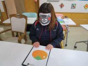 柿を見つめる、くまモン