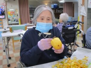 干し柿作りに参加する 高齢者②