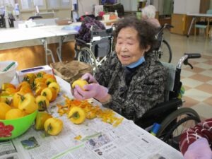 干し柿作りに参加する高齢者③