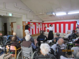 職員出し物(野球部、弓道部コスプレ)