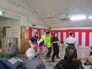 職員出し物(弓道部、くまモン、サッカー部、？、野球部コスプレ)