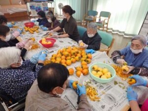 デイサービスで干し柿を作りました①