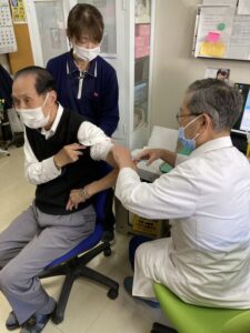 11月12日、職員にインフルエンザ予防接種を実施