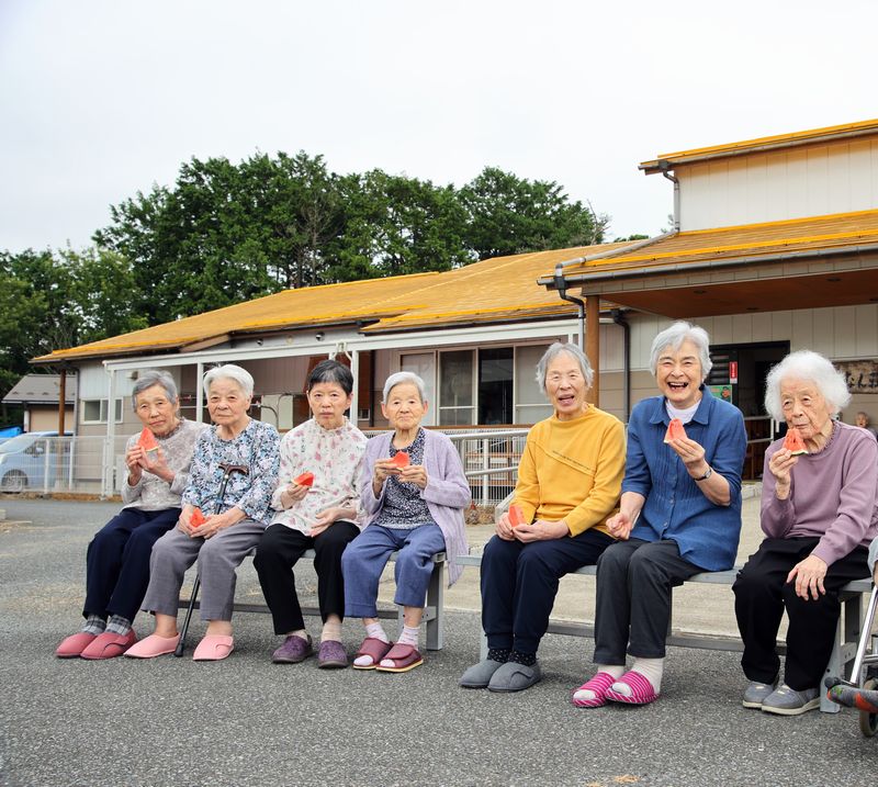 グループホーム利用者集合写真