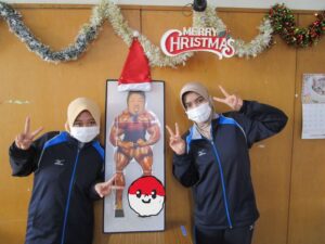 ピースサインの新人2人