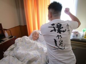 高齢者と介護スタッフ