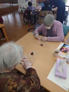 デイサービスで桜もち作りを行いました