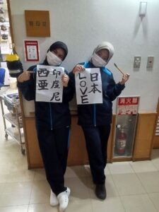 書道を披露する職員2人