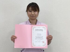 デイサービスセンター・久光副主任介護士に『ビューティータッチハンドセラピー』の認定証が交付されました。
