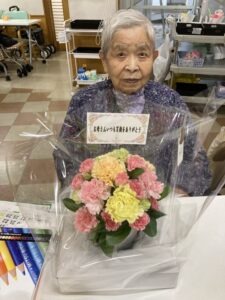 母の日に贈り物を受け取る高齢者