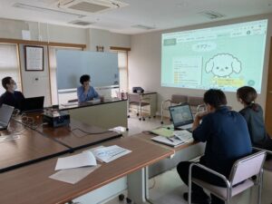 ケアプランデータ連携システムに関する打合せを４月３０日に開催しました。
当日は、支援事務所・ショートステイ・デイサービス・事務局の職員が参加しました。