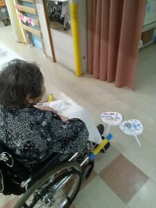 悔しさに打ちひしがれる高齢者