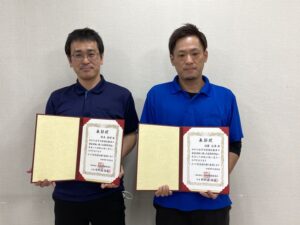 事務局・鈴木庶務経理主任と特養・佐藤公彦生活相談員に対して、自家用自動車の安全運転表彰状が授与されました。