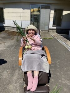 ６月１日、特養前に植えられた玉ねぎを収穫しました。 特養利用者は収穫された玉ねぎを手に取って、とても嬉しそうでした。