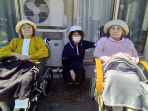 たまねぎ収穫に参加する高齢者①