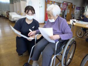 宮城学院女子大学２年生・鈴木優空
（すずきゆあ）さんが、６月８日～１２日デイサービスセンターで体験学習をしました。
