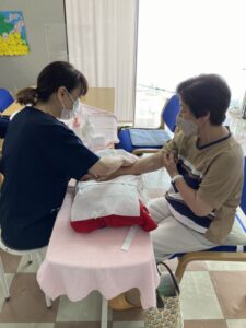 ６月１６日、評議員２名がハンドセラピーを体験しました。