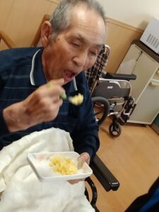 食事をする高齢者