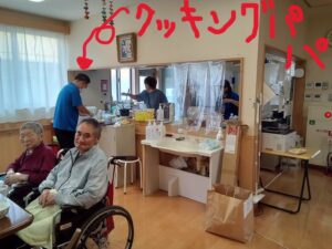 新じゃがを調理する職員