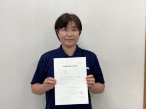 介護士４名が、６月３０日付で『介護職員実務者研修』を修了しました。
今後、当該４名は来年１月に実施される『介護福祉士国家試験』の合格を目指すことになります。